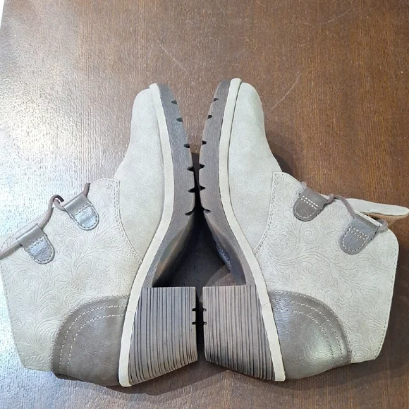 Women's Taupe Heeled Boots - Picture 4 of 7